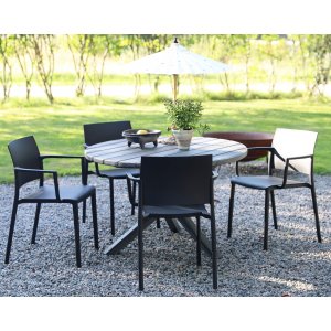 Matgrupp Scottsdale: Runt grått träbord inklusive 4 st Alafors karmstolar stapelbara - Utematgrupper