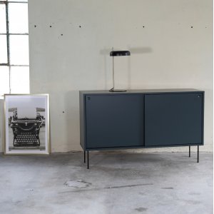 Volume sideboard med smala höga ben - Antracit - Svart - Skänkar & Sideboards -Skänkar & Sideboards - Hyllor & Förvaring